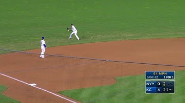 NYY@KC: Escobar makes a smooth backhanded stop
