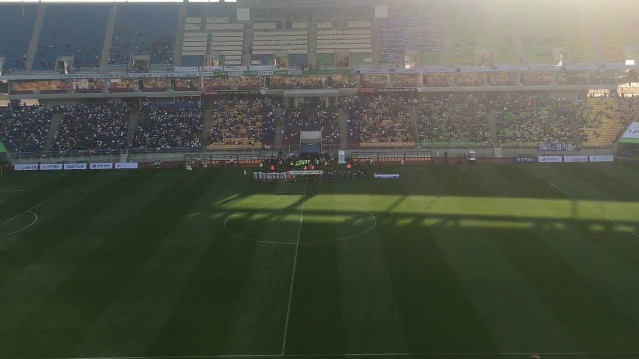 Players walk out, Suwon Bluewings vs FC Seoul, Suwon World Cup Stadium, K League 1 atmosphere