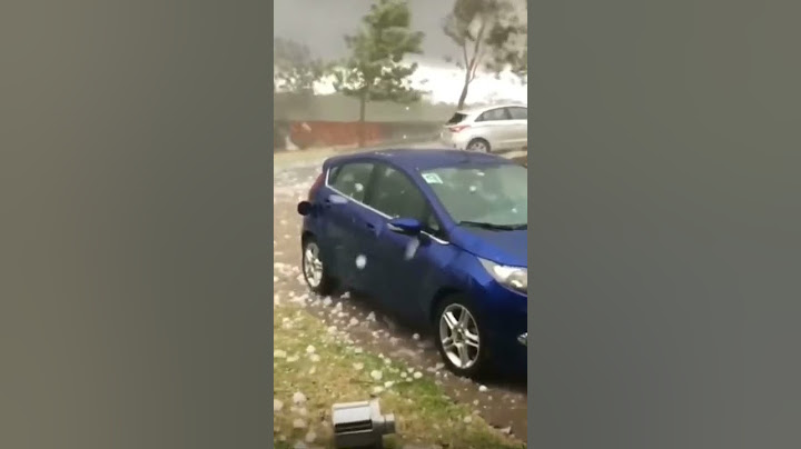 Hagel zertrümmert hilfloses Auto