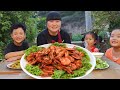 【陕北霞姐】两个女儿都在家，做孩子们最喜欢的“香辣大虾”，满嘴都是油，猛香了！