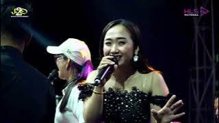 Acuh tak acuh - Ayunia Pandini