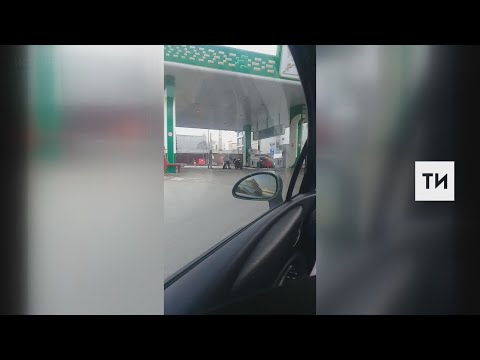 В соцсетях появилось видео, на котором мотоцикл загорелся на АЗС в Казани