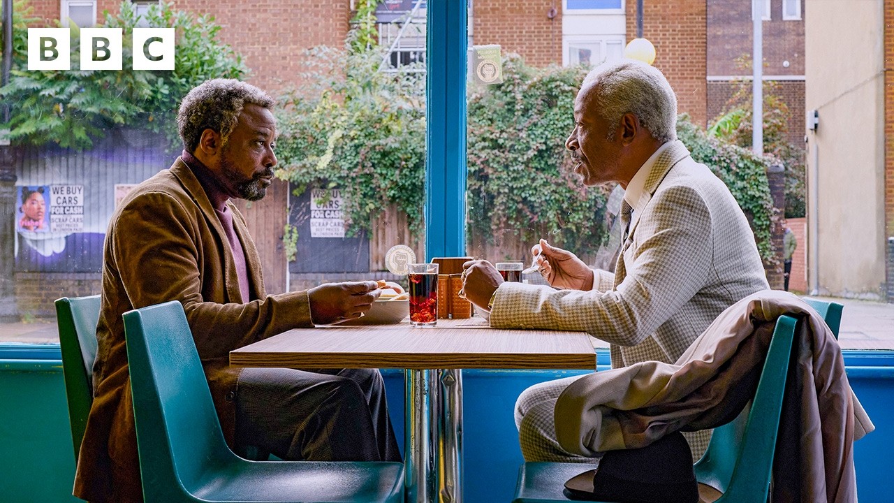 Long-term lovers debate marriage - BBC