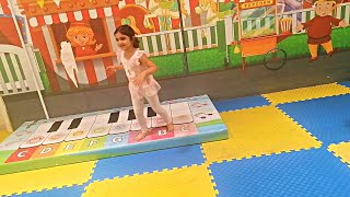 Semina Oyun Parkında ve Kum Evinde Eğlenceli Oyunlar Oynadı - Kocaman Oyuncak Piyano Gördü !!! screenshot 2