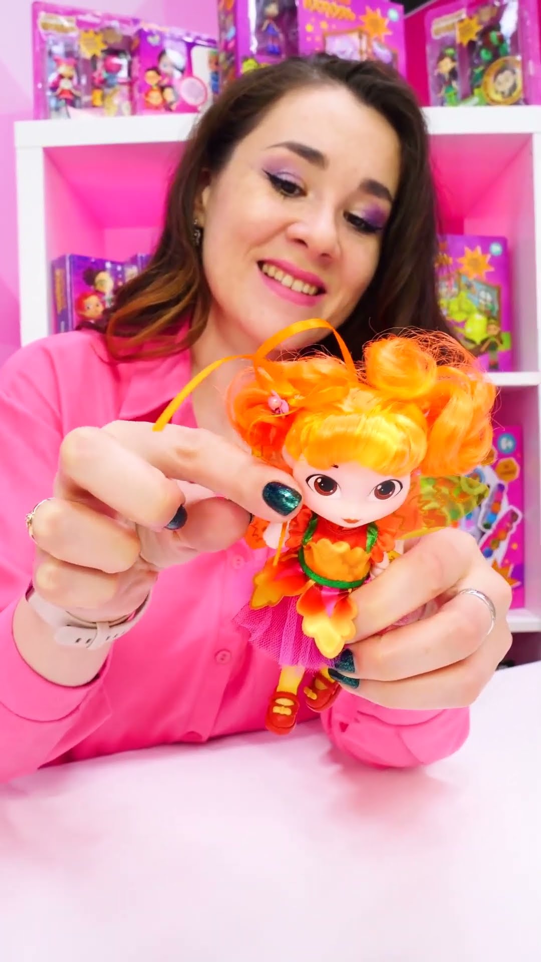 Video mit Puppen auf Deutsch. Barbie verwandelt sich in Meerjungfrau. Spaß für Kinder
