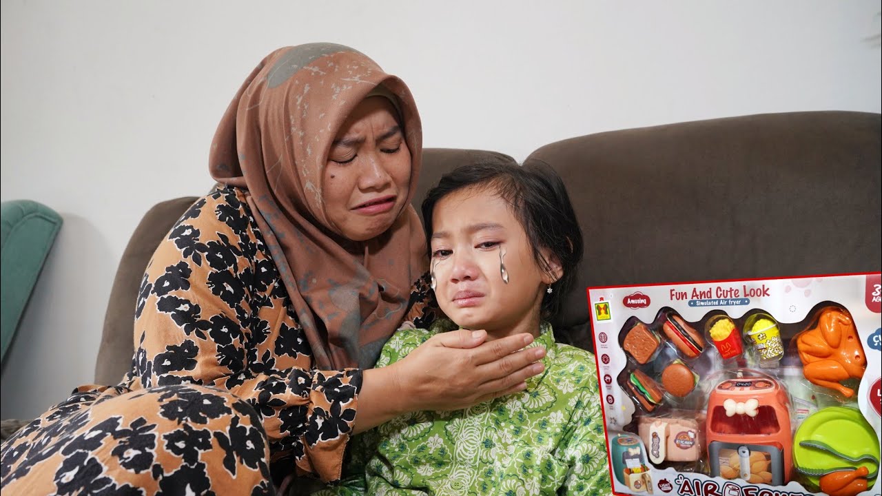 Pulang Sekolah tiba tiba Nangis kejer 😭 Mamah beliin mainan masak masakan | Salsa and Family