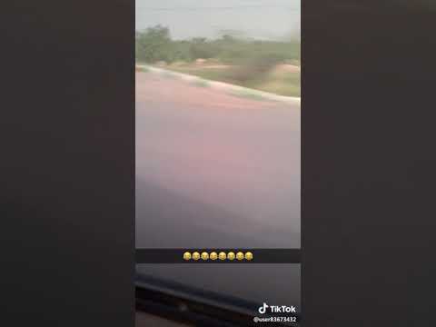 بنت تخرفن شايب هو يسوق وبسببها صدم سياره اللي قدامه وهي مبسوطه تقول اول مره اوثق حادث بتصويري