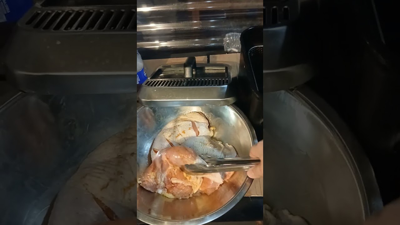 Deliciosos muslos y pierna de pollo fritos