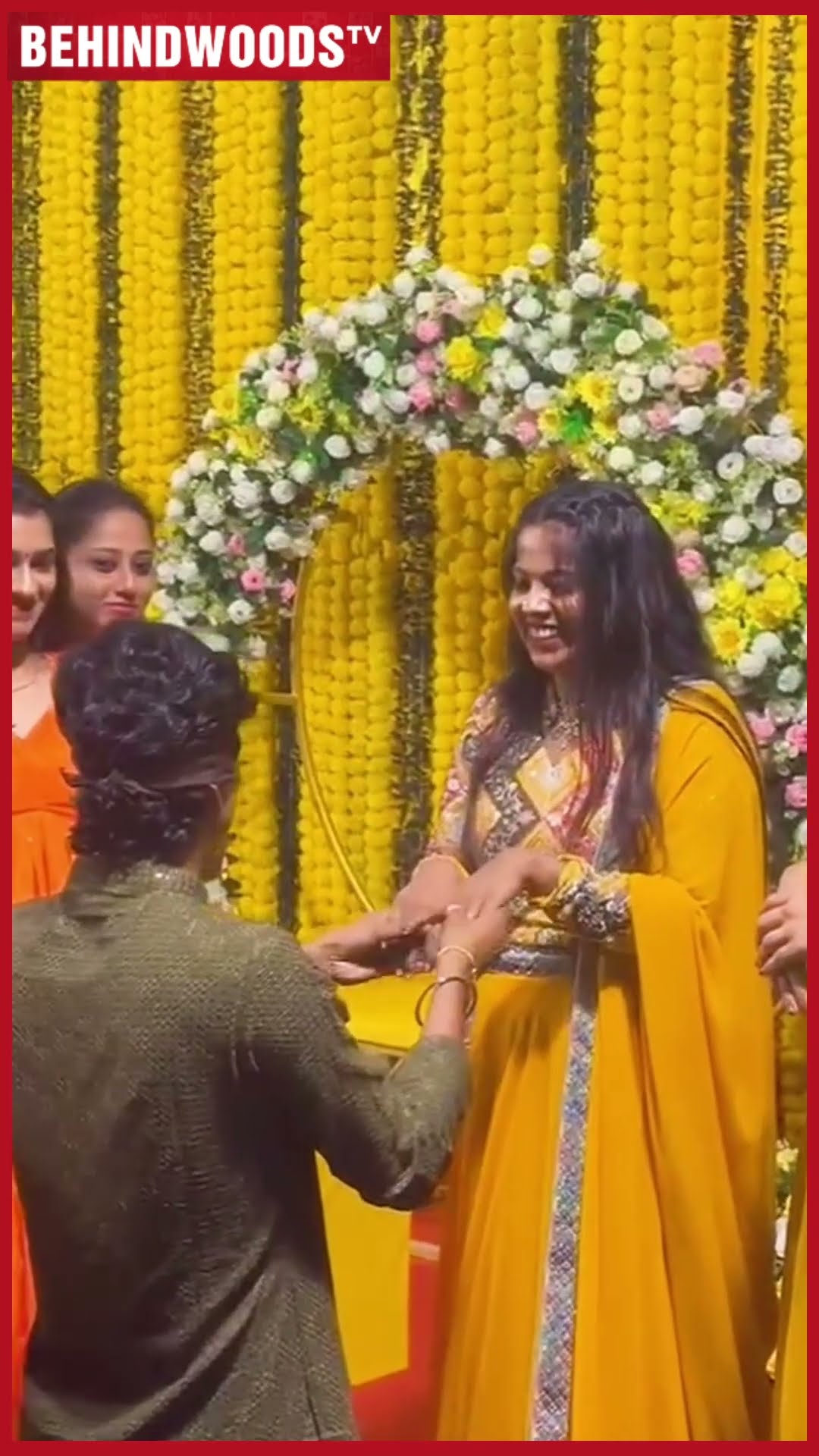 'என் பொண்டாட்டி கை எனக்கு தெரியாதா..' ?  வெட்கப்பட வைத்த கணவன் ? Cute video