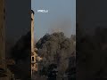 V Gaze se po izraelském útoku zřítila výšková budova s palestinskými rodinami