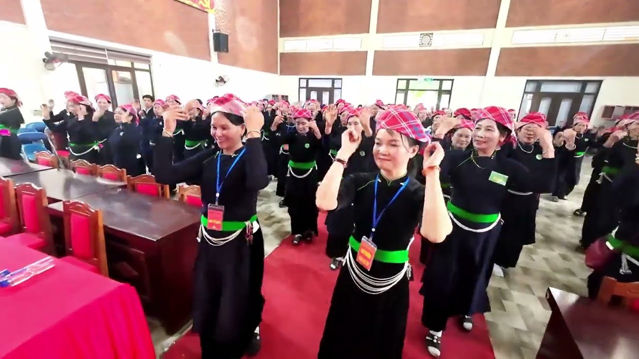 màn đồng diễn điệu xoè thương nhau