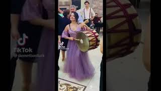 ديميت التركية ترقص على اغنية عراقية (خلوها تلعب لعب)