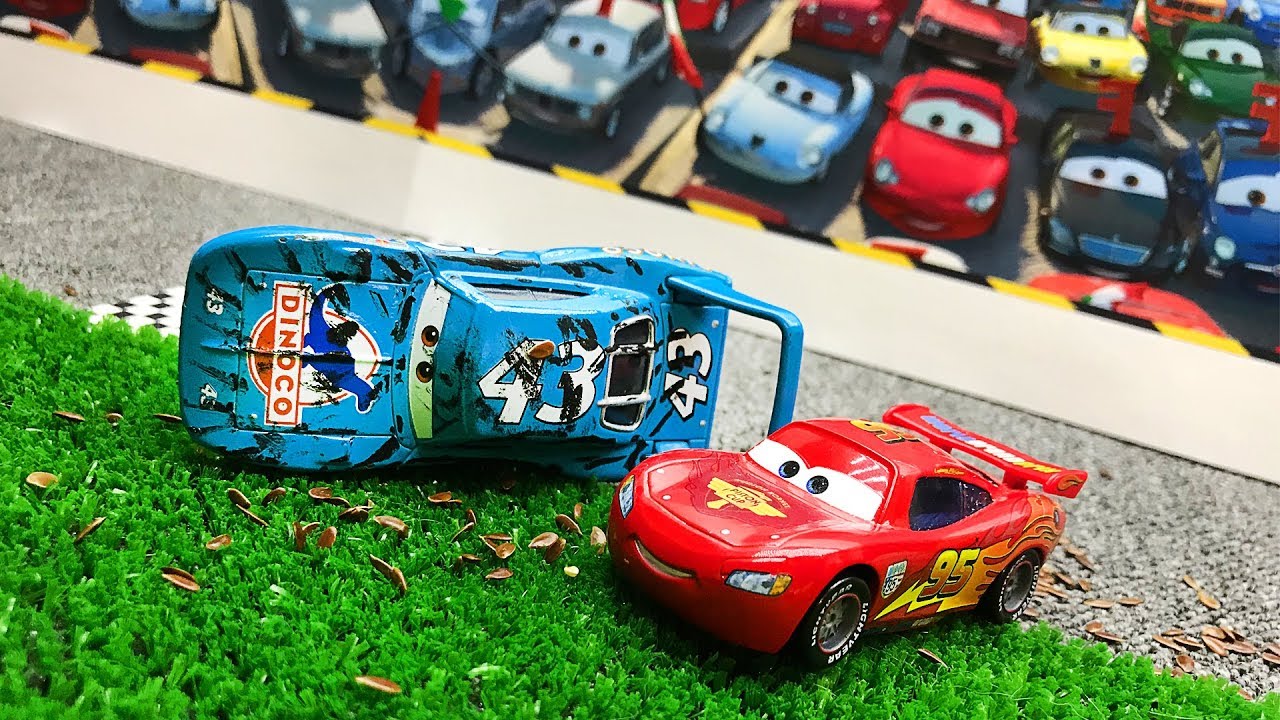 Crashed toys. Тачки 1 Dinoco. Тачки Dinoco 43. Тачки 1 Диноко авария. Cars 3 Vitaline.