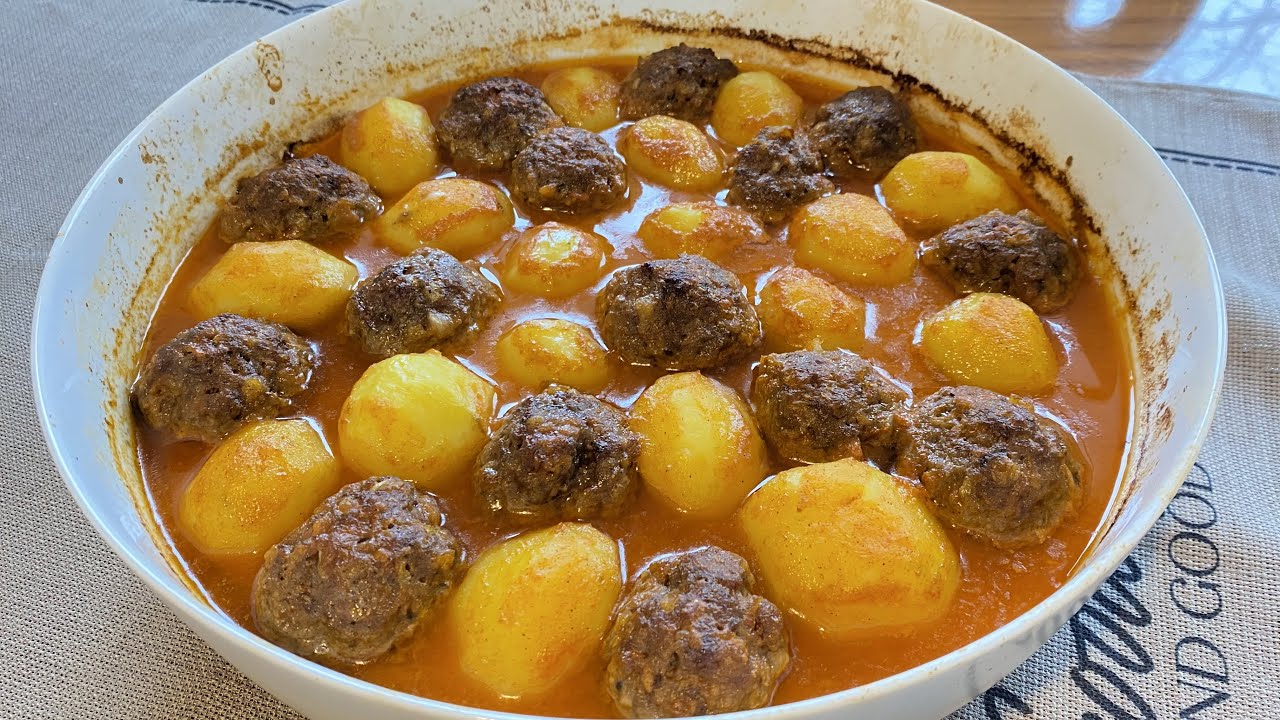 Drekë me qofte dhe patate me nji salce te vecante!!An amazing lunch with meat balls and potatoes!!💯