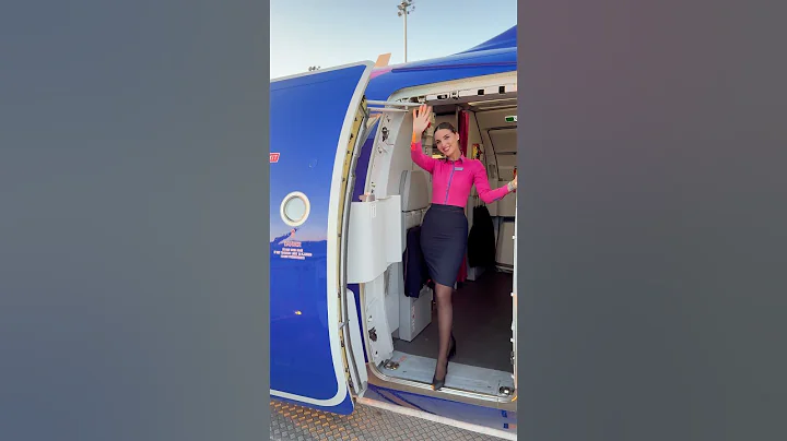 Closing for the first time the aircraft door be like😮‍💨✈️ #fyp #travel #cabincrew #aviation