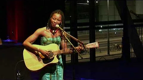 Fatoumata Diawara - Mama (live at Amsterdam World)