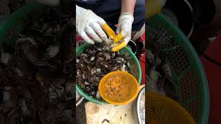 Golden Crab Yolk Extreme Food at Tanzhou Market Zhongshan China 蝦辣膏 蟛蜞膏 蟹仔膏 100元人民幣十兩 坦洲特產 中山坦洲市場外面