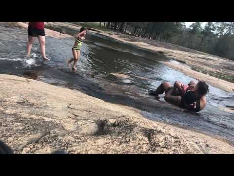 Dad's Quick Reflexes Saves Daughter From Getting Hit After Slipping on Algae-Covered Rocks - 1201975