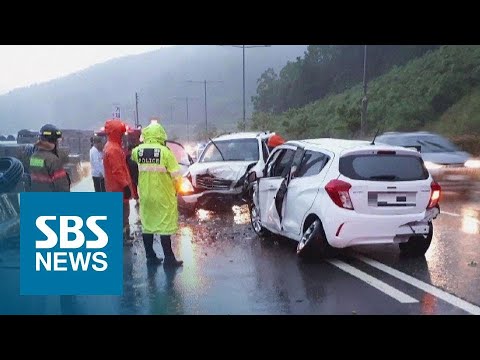 빗길 미끄러진 승용차, 중앙선 넘어 승합차 정면충돌…1명 숨져 / SBS