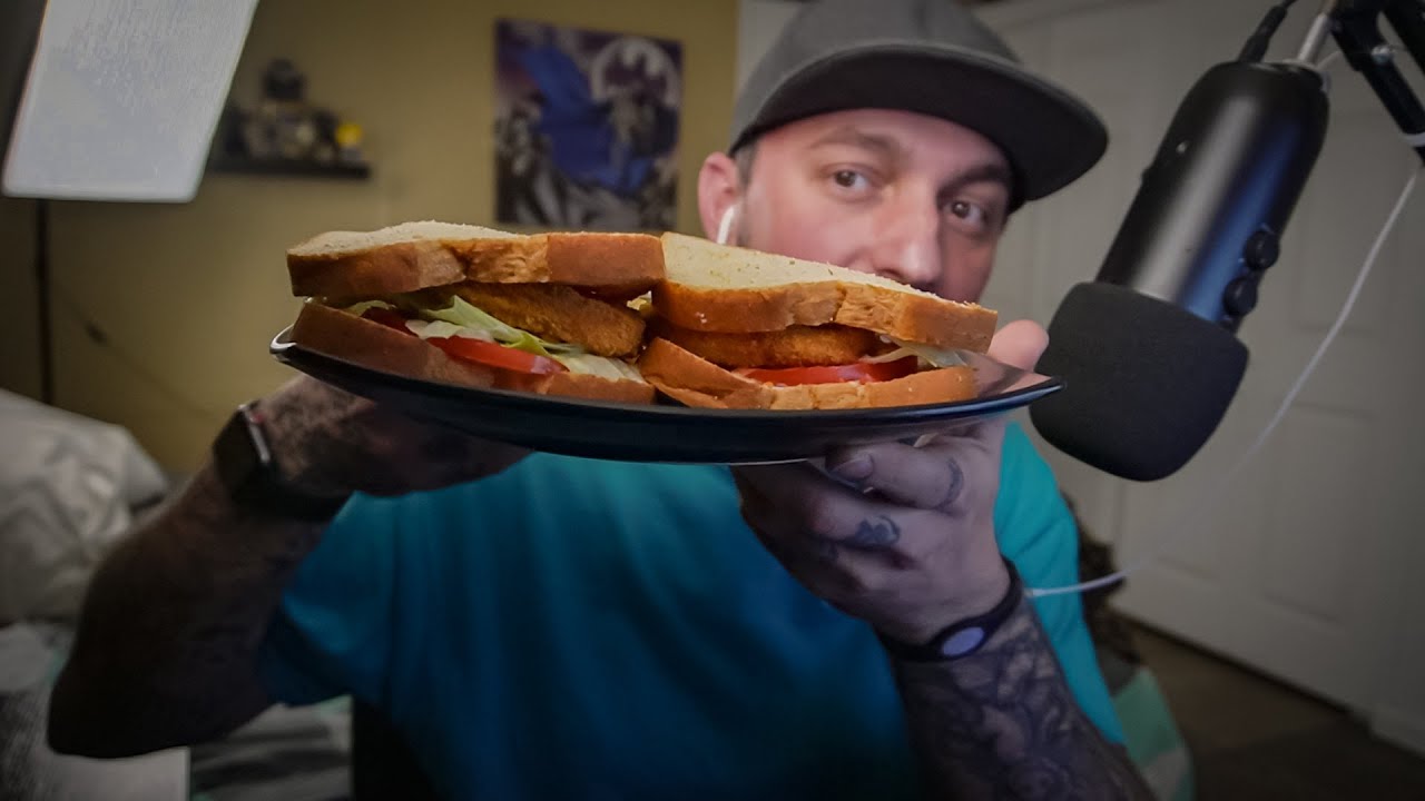 Куриные сэндвичи и картофельные шарики | ASMR (звуки шёпота и жевания)