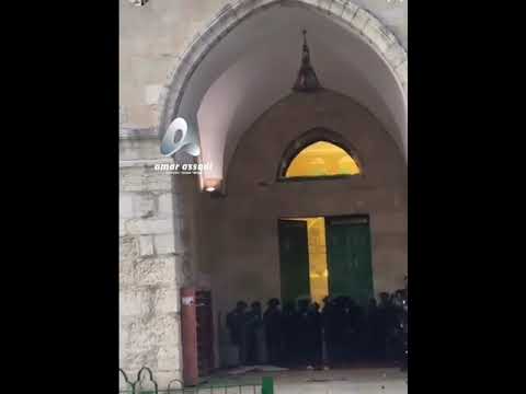عاجل| شاهد قوات الاحتلال الإسرائيلي تحاصر المسجد القبلي لإخراج المصلين
