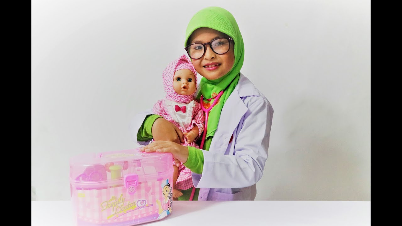 Naurah jadi Dokter Spesialis Anak Mainan Dokter - dokteran 