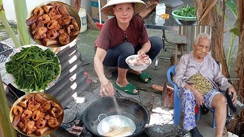 Bà lão 101 tuổi bữa cơm quê nhà cá lóc đồng kho tiêu rau lang luộc hái sau hè | Cơm đơn giản mà ngon