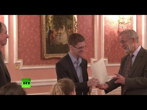 Эдвард Сноуден стал лауреатом  премии Сэма Адамса