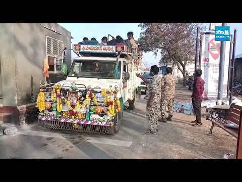 శ్రీశైలం దారిలో ఫుల్ ట్రాఫిక్ | Heavy Traffic Jam on Dornala TO Srisailam Route of Maha Shivaratri - SAKSHITV
