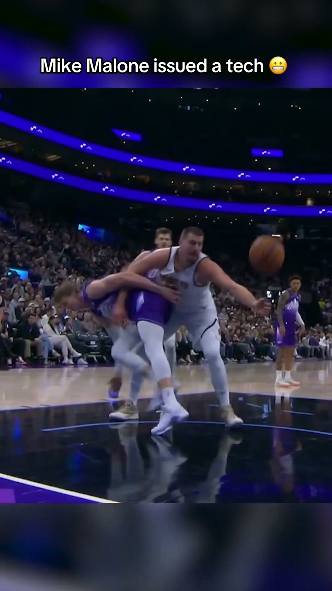 Mike Malone receives a tech after arguing no-call on this Jokic bucket ?