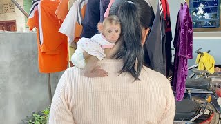 Most Sweetie BB DAM Hug On Mom's Shoulder Accompany Dry Cloths