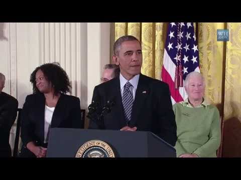 Video: Mišela Obama Izskatās Baltā Kleitā Vasarā Ņujorkā