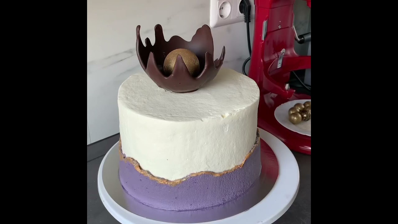 Modern purple and gold cake decoration