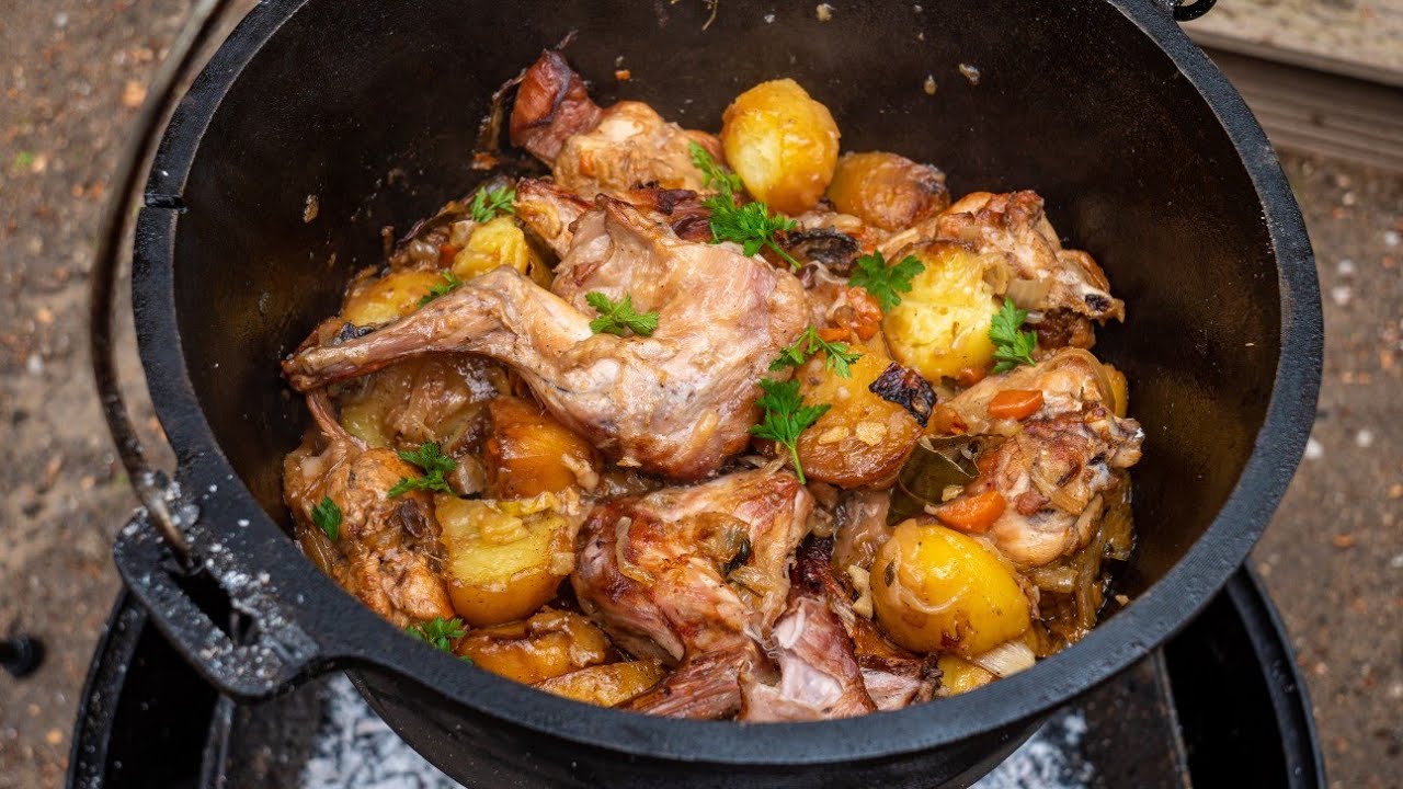 Ganzes Kaninchen im Dutch Oven mit Kartoffeln und Weißwein geschmort ...