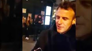 Emmanuel Macron qui chante dans la rue : 