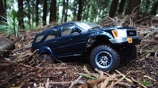 Hi! this time i've mounted heavier wheels and lowered the body shell
by 5mm for scale look. it feels better to drive now! 1.9 dick cepek
tires from rc4wd 1.9...