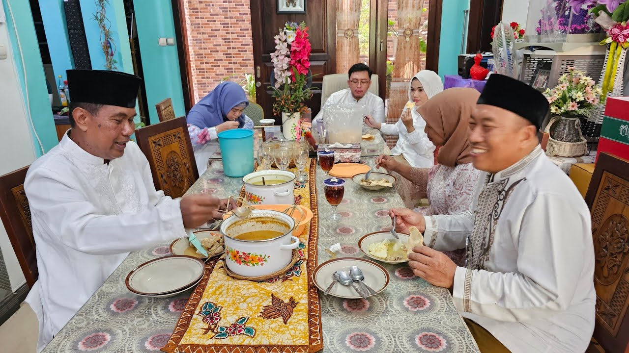 Pertama Lebaran di rumah Surabaya bersama Menantu dan Keluarga Besan..