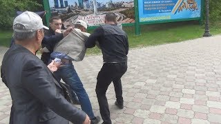В Уральск е в ходе протеста неизвестные грубо задержали бывшего полицейского 31 мая