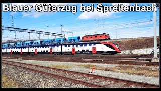 Swiss Red Loco pulls blue Wagon / SBB Güterzug bei Spreitenbach, Aargau, Schweiz 2020