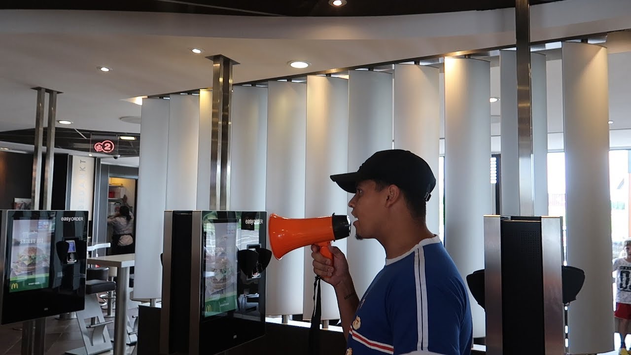 MET MEGAPHONE IN MACCIE SCHREEUWEN - QUCEE VLOG #288