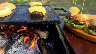 Гамбургер По-Деревенски На Костре. Rustic Hamburger On A Campfire.