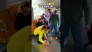 “Karma en el Autobús: Hombre Quita Asiento a Mujer Embarazada por Ayudar a un Ciego” #youtubeshorts