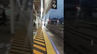 南小谷駅を出発し、JR東日本本社駅新宿駅を目指して、大月駅を通り過ぎていく中央本線特急あずさ号