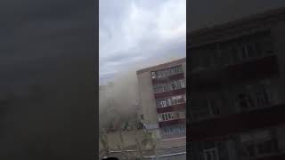 В городке Кокшетау ураганный ветер сорвал крышу пятиэтажки