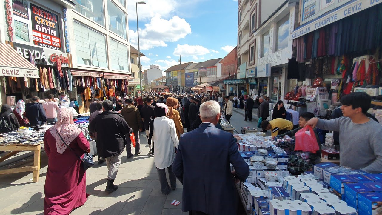 Ağrı'da Bayramı öncesi çarşı pazar hareketlendi.