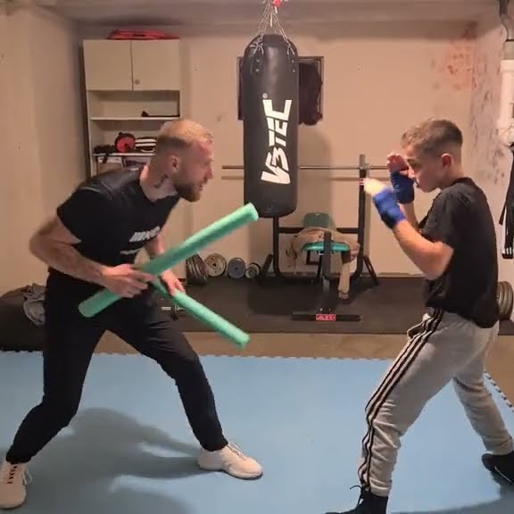 BAPAK INI MELATIH ANAKNYA TINJU LINCAH BANGET DAN SANGAT FOKUS !!