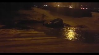 В Уфе автомобиль провалился под землю.(В Уфе на улице интернациональная 193/2 автомобиль провалился под землю. Video : https://vk.com/ter_ufa., 2016-11-26T04:45:49.000Z)