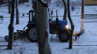 В предновогоднем Мариуполе убирают снег