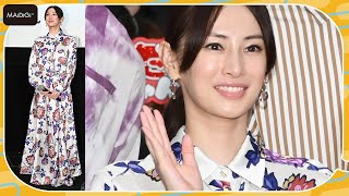 北川景子、花柄マキシ丈ワンピで品良く　ボウタイ×シャツ風できちんと感、紫サンダルで足元も華やかに