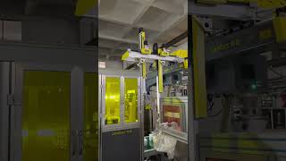 Samfacc top entry IML robot for 4 cavity lid labeling solution.#Samfacc #IML #IMLrobot #Lidlabeling